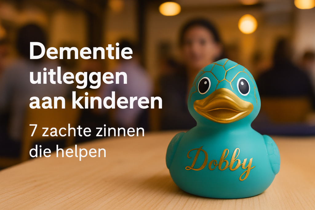 Turquoise eendje met gouden barstjes op tafel; op de achtergrond drinken drie mensen koffie.